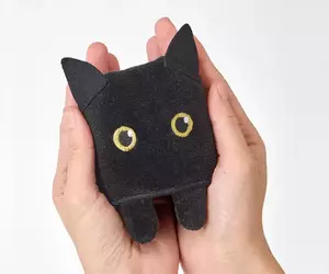 日本雜貨推出《黑貓手帕》自帶肉球+眼睛，不管怎麼摺怎麼放都是貓貓的樣子