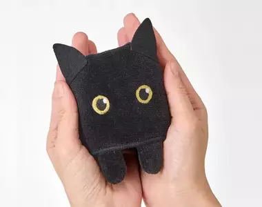 日本雜貨推出《黑貓手帕》自帶肉球+眼睛，不管怎麼摺怎麼放都是貓貓的樣子