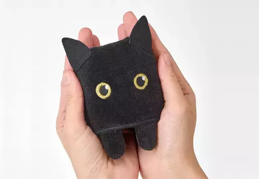 日本雜貨推出《黑貓手帕》自帶肉球+眼睛，不管怎麼摺怎麼放都是貓貓的樣子