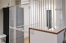 《如何防止貓咪進廚房》飼主試遍各種方法都沒用 最後決定把自己關進牢裡面