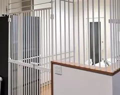 《如何防止貓咪進廚房》飼主試遍各種方法都沒用 最後決定把自己關進牢裡面