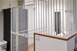 《如何防止貓咪進廚房》飼主試遍各種方法都沒用 最後決定把自己關進牢裡面