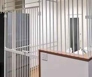 《如何防止貓咪進廚房》飼主試遍各種方法都沒用 最後決定把自己關進牢裡面