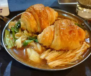 《可頌鍋》日本龜戶爆紅奇葩美食 不只賣浮誇視覺而是確實很美味