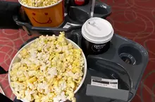 《電影院的爆米花》約會的時候應該一起吃一桶？還是一人一桶呢？