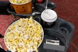 《電影院的爆米花》約會的時候應該一起吃一桶？還是一人一桶呢？