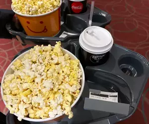 《電影院的爆米花》約會的時候應該一起吃一桶？還是一人一桶呢？