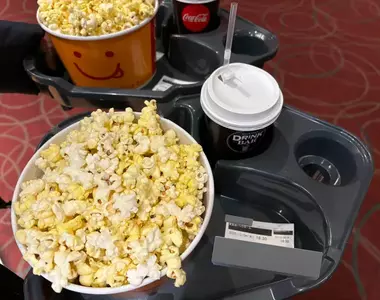 《電影院的爆米花》約會的時候應該一起吃一桶？還是一人一桶呢？