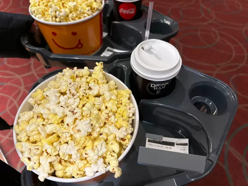 《電影院的爆米花》約會的時候應該一起吃一桶？還是一人一桶呢？