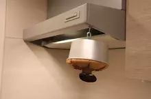 《吊掛在半空中的戚風蛋糕》為了展現蛋糕特有的蓬鬆感，聽說這樣放涼效果更好？