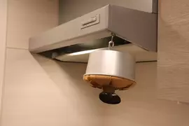 《吊掛在半空中的戚風蛋糕》為了展現蛋糕特有的蓬鬆感，聽說這樣放涼效果更好？