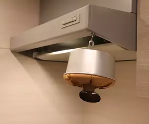 《吊掛在半空中的戚風蛋糕》為了展現蛋糕特有的蓬鬆感，聽說這樣放涼效果更好？