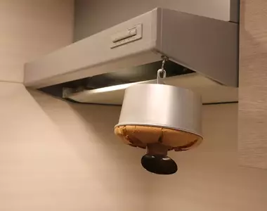 《吊掛在半空中的戚風蛋糕》為了展現蛋糕特有的蓬鬆感，聽說這樣放涼效果更好？