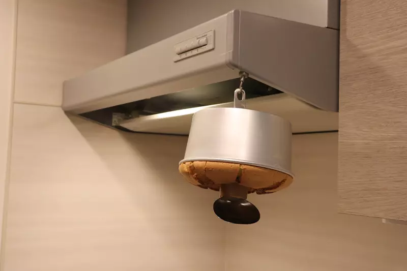 《吊掛在半空中的戚風蛋糕》為了展現蛋糕特有的蓬鬆感，聽說這樣放涼效果更好？