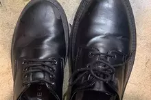 《穿錯鞋子的人》他一腳穿到別人的鞋子 尋鞋任務震撼全日本