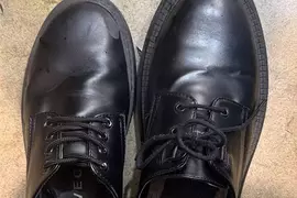 《穿錯鞋子的人》他一腳穿到別人的鞋子 尋鞋任務震撼全日本