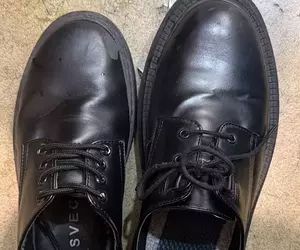 《穿錯鞋子的人》他一腳穿到別人的鞋子 尋鞋任務震撼全日本