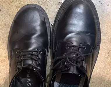 《穿錯鞋子的人》他一腳穿到別人的鞋子 尋鞋任務震撼全日本