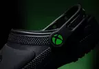 《XboxＸCrocs》合作推出一款手把感超強的全黑 Clog 鞋鞋