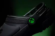 《XboxＸCrocs》合作推出一款手把感超強的全黑 Clog 鞋鞋