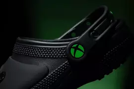 《XboxＸCrocs》合作推出一款手把感超強的全黑 Clog 鞋鞋
