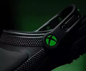 《XboxＸCrocs》合作推出一款手把感超強的全黑 Clog 鞋鞋