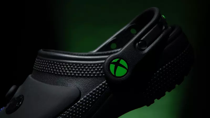 《XboxＸCrocs》合作推出一款手把感超強的全黑 Clog 鞋鞋