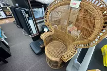 日本網友在二手店看到《眼熟的椅子》但是每個人眼熟的由來都不同？