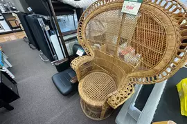 日本網友在二手店看到《眼熟的椅子》但是每個人眼熟的由來都不同？