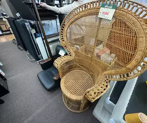 日本網友在二手店看到《眼熟的椅子》但是每個人眼熟的由來都不同？