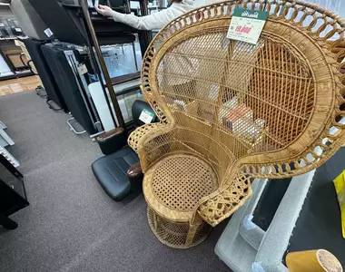 日本網友在二手店看到《眼熟的椅子》但是每個人眼熟的由來都不同？