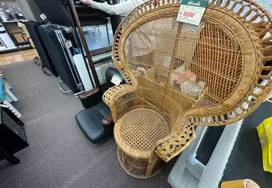 日本網友在二手店看到《眼熟的椅子》但是每個人眼熟的由來都不同？