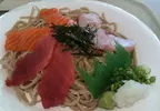 《生魚片蕎麥麵》賈伯斯發明的日式食物？日本網友吐槽這種搭配超奇怪