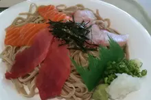 《生魚片蕎麥麵》賈伯斯發明的日式食物？日本網友吐槽這種搭配超奇怪