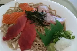 《生魚片蕎麥麵》賈伯斯發明的日式食物？日本網友吐槽這種搭配超奇怪