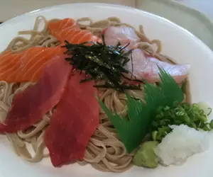 《生魚片蕎麥麵》賈伯斯發明的日式食物？日本網友吐槽這種搭配超奇怪