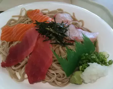 《生魚片蕎麥麵》賈伯斯發明的日式食物？日本網友吐槽這種搭配超奇怪