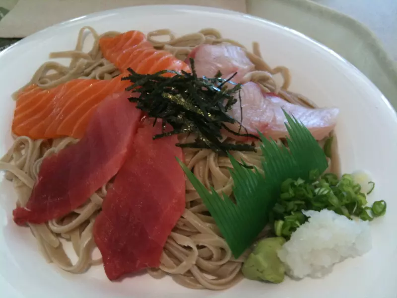 《生魚片蕎麥麵》賈伯斯發明的日式食物？日本網友吐槽這種搭配超奇怪