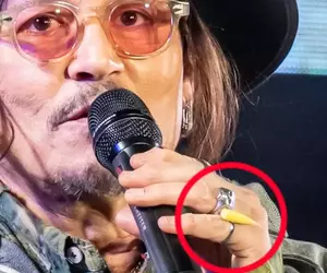 《強尼戴普》赴日配戴扭蛋玩具玉米戒指 爆紅飆出十倍以上轉賣價