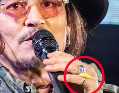 《強尼戴普》赴日配戴扭蛋玩具玉米戒指 爆紅飆出十倍以上轉賣價