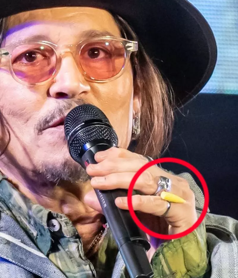 《強尼戴普》赴日配戴扭蛋玩具玉米戒指 爆紅飆出十倍以上轉賣價