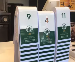 《麥當勞的號碼立牌》日本網友驚覺它不只是一塊板子 竟然藏有能夠偵測位置的功能？