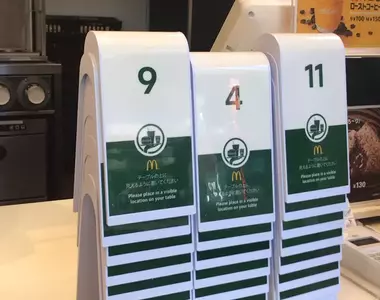 《麥當勞的號碼立牌》日本網友驚覺它不只是一塊板子 竟然藏有能夠偵測位置的功能？