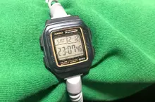 澡堂置物櫃鑰匙彈性橡膠圈的新妙用 就是網友拿來改裝成手錶的錶帶