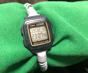 澡堂置物櫃鑰匙彈性橡膠圈的新妙用 就是網友拿來改裝成手錶的錶帶