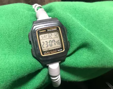 澡堂置物櫃鑰匙彈性橡膠圈的新妙用 就是網友拿來改裝成手錶的錶帶