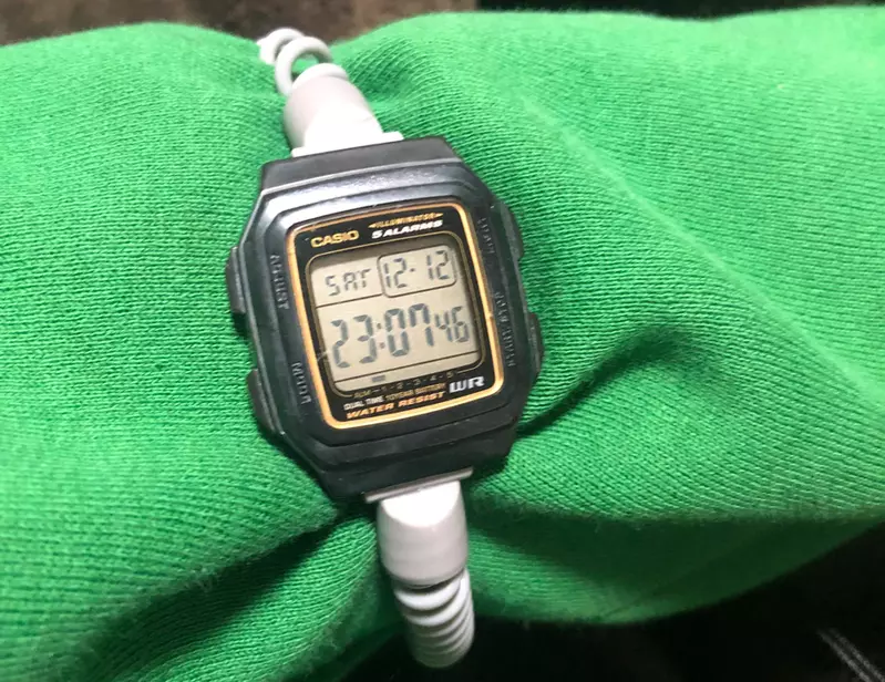 澡堂置物櫃鑰匙彈性橡膠圈的新妙用 就是網友拿來改裝成手錶的錶帶