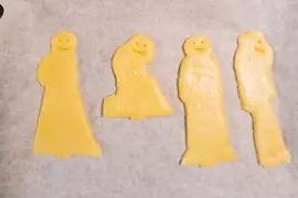 《壓克力人形立牌》拆下來的壓克力板有什麼用？他異想天開拿去壓餅乾