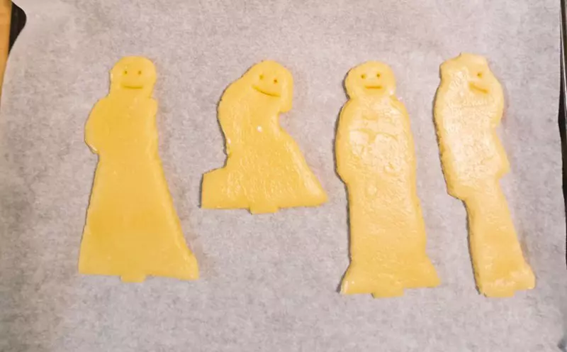 《壓克力人形立牌》拆下來的壓克力板有什麼用？他異想天開拿去壓餅乾