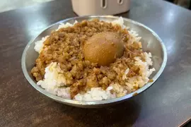 遊客挑戰吃魯肉飯《如何不被認出是日本人》為什麼每次都會穿幫呢？